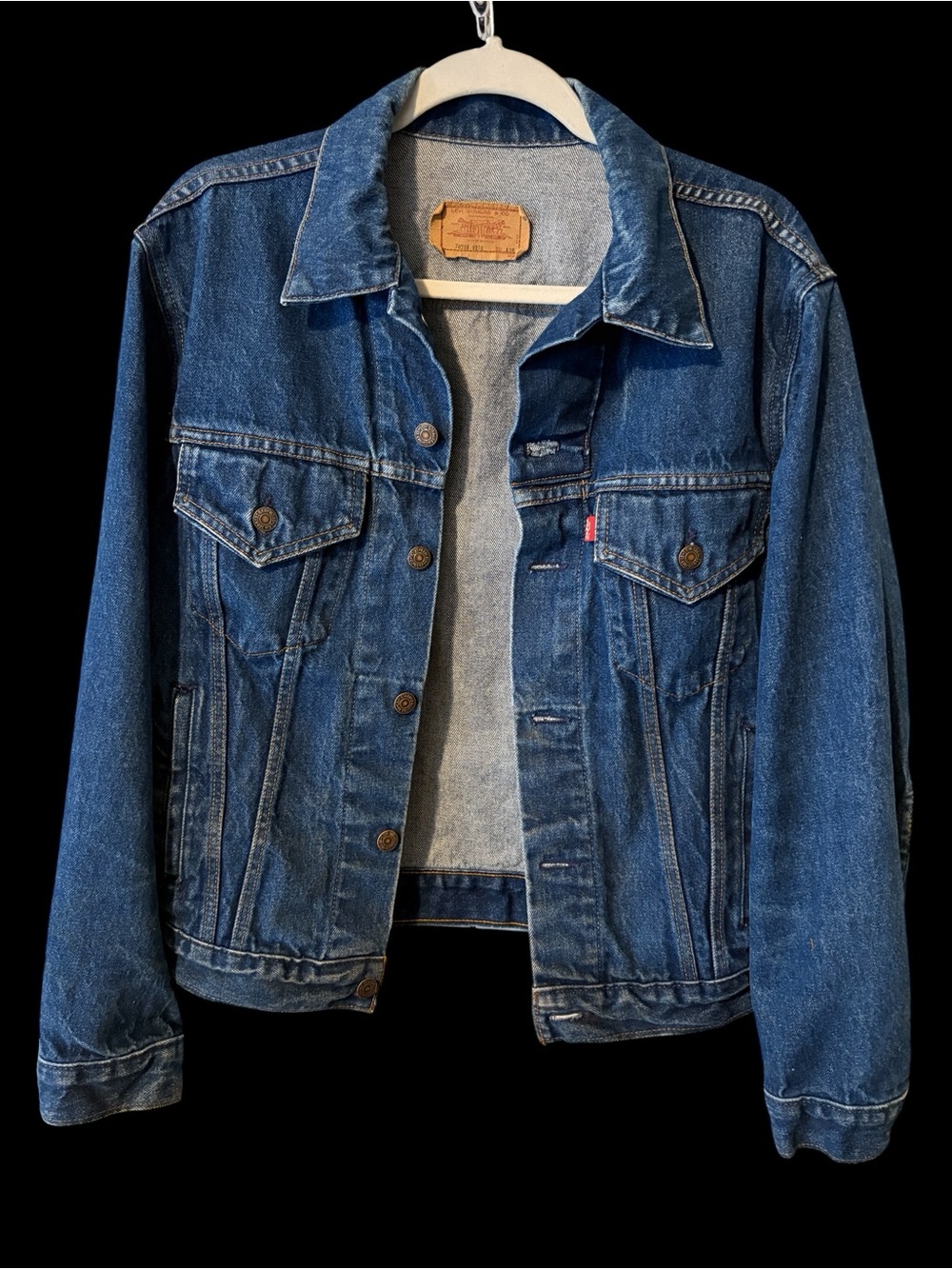 Vintage LEVI's Denim Jean
Trucker Jacket Size 42R Red Tag
70506 0216 Made in USA